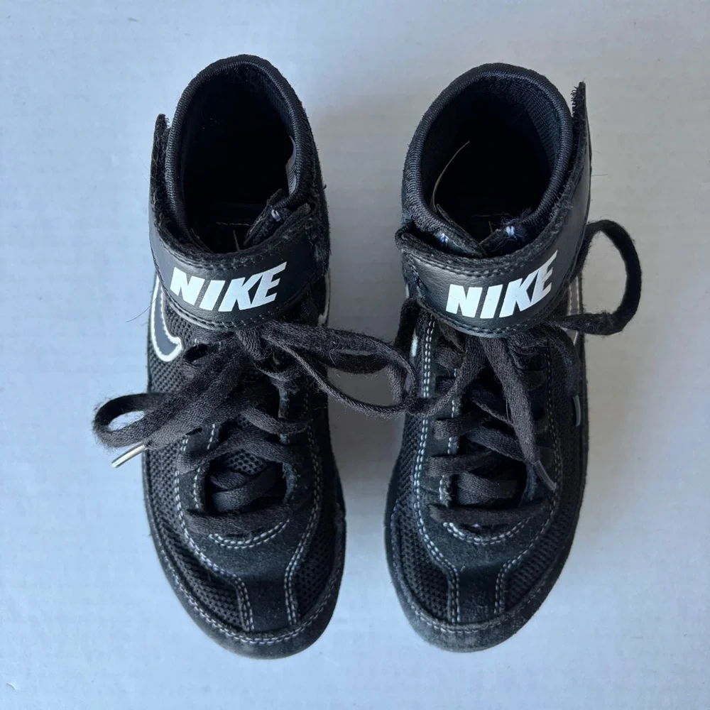 Nike Kids Wrestling Shoes Black‎ High-Top Suede with White Swoosh Size 1 Youth